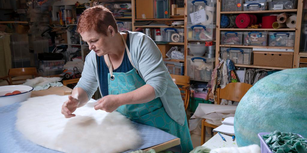 Bertine Slettenhaar in haar atelier.